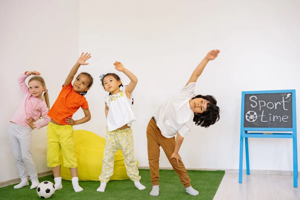Un gruppo di bambini ripete insieme un movimento laterale