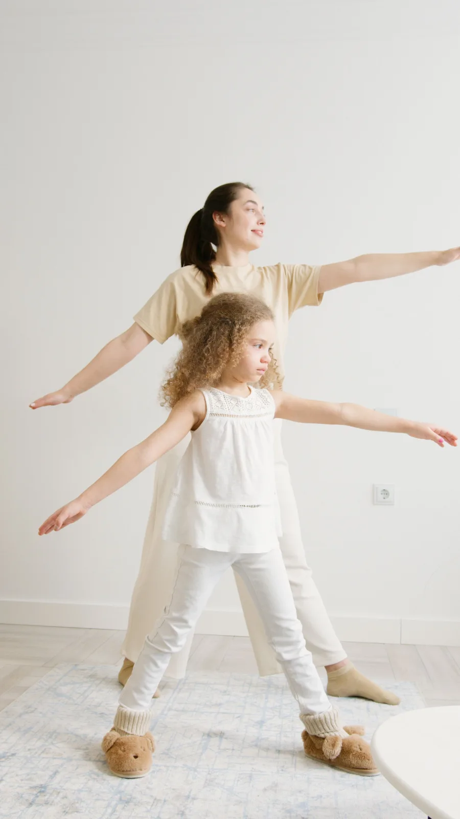 Fotografia stock verticale di una madre e una figlia che fanno yoga insieme